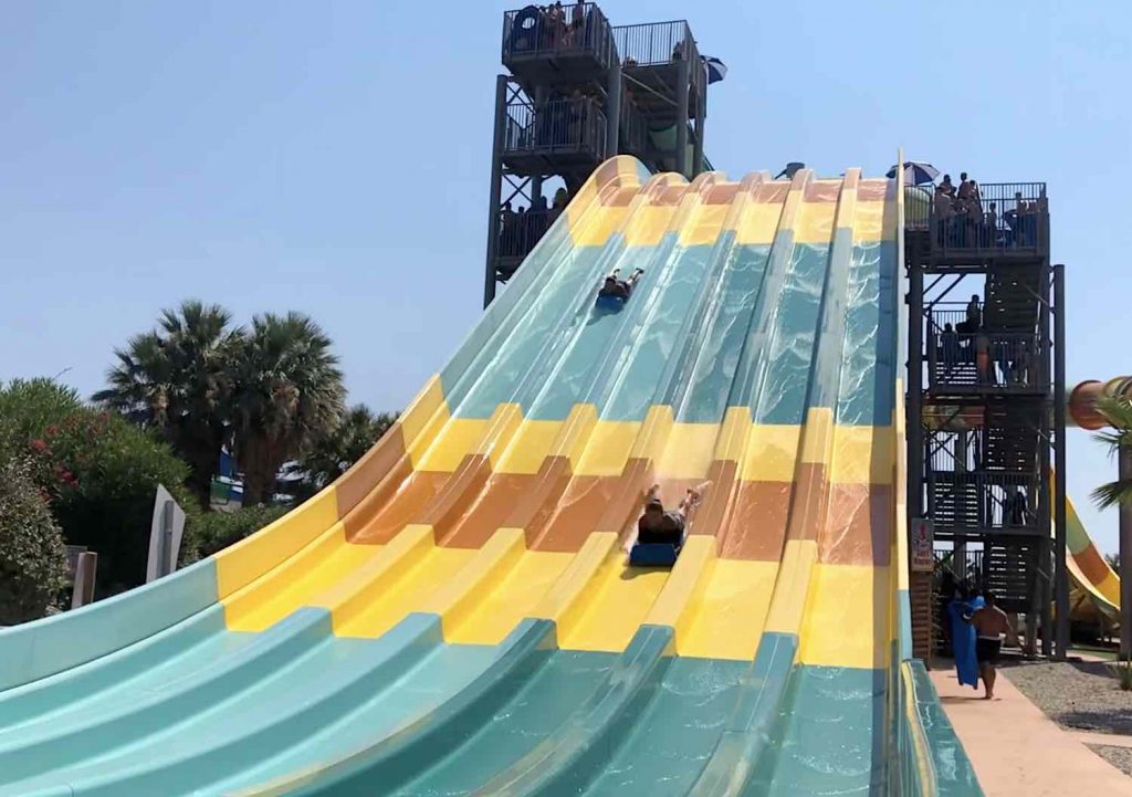 La glisse à plusieurs pour une course sur un toboggan aquatique Aqualand du Capd'agde