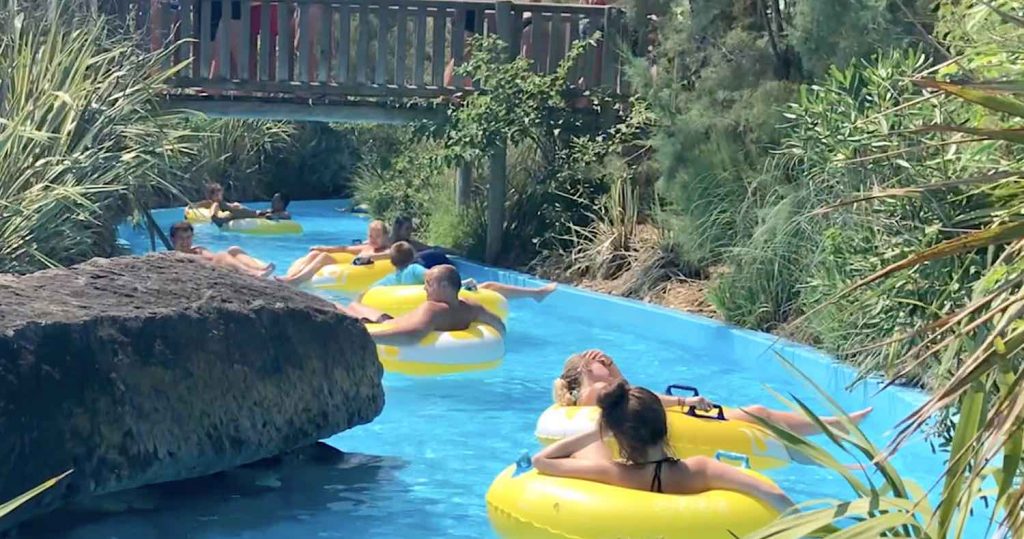 La rivière lente d'Aqualand Cap d'Agde en bouée