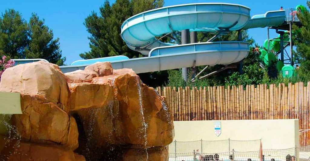 toboggan pour enfant jeu au parc aquatique Aqualand Sainte Maxime