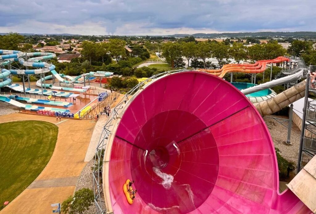 glissade sur toboggan géant à plusiuers Aqualand Agen
