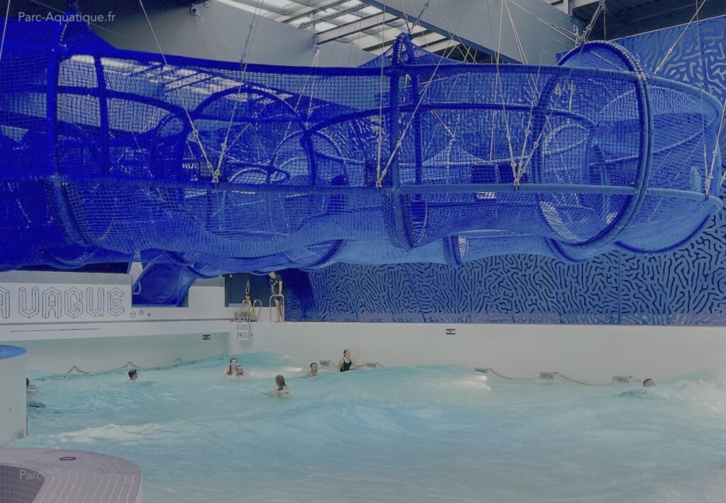 Piscine à vague et filet suspendu Aquascope Futuroscope parc aquatique de Poitiers